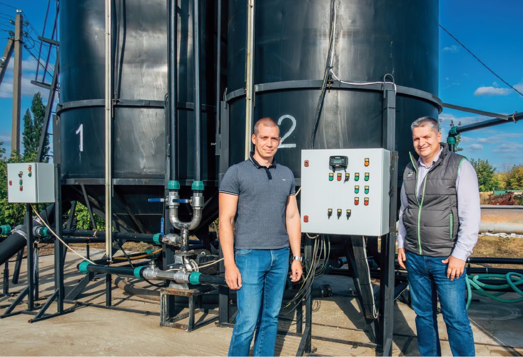 . С. Рыбянцев (слева) и С. Н. Хворостяной у растворного узла