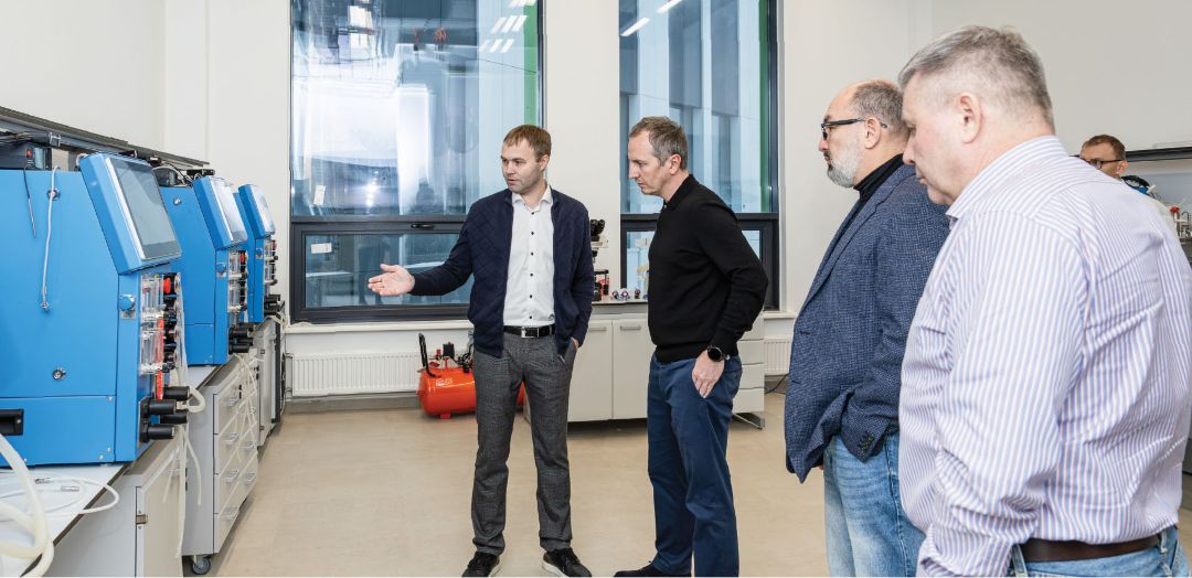 Р. Зотов (слева) рассказывает об оборудовании лаборатории НИЦ М. Боровому Р. Зотов (слева) рассказывает об оборудовании лаборатории НИЦ М. Боровому