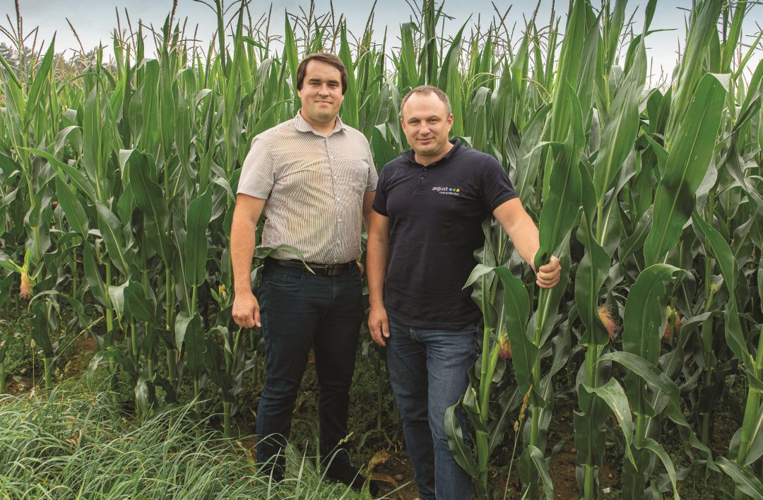 И. Юнаш (слева) и И. Яцкевич на поле гибрида кукурузы Фродо И. Юнаш (слева) и И. Яцкевич на поле гибрида кукурузы Фродо
