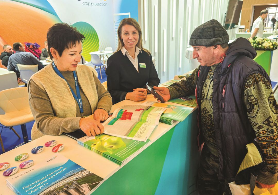 «АгроКавказ». Консультируют Е. Берченко (слева) и О. Панченко «АгроКавказ». Консультируют Е. Берченко (слева) и О. Панченко
