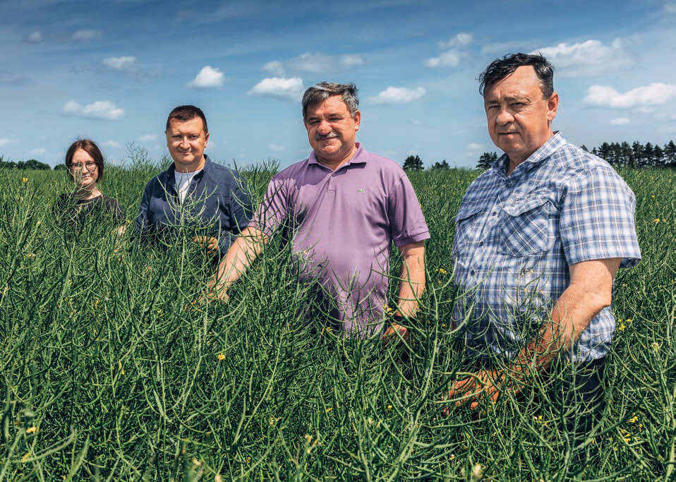 Справа налево: замглавы представительства «Августа» в Ливнах С. Н. Агибалов, С. В. Лосев, Е. В. Сопин и И. А. Тютяева