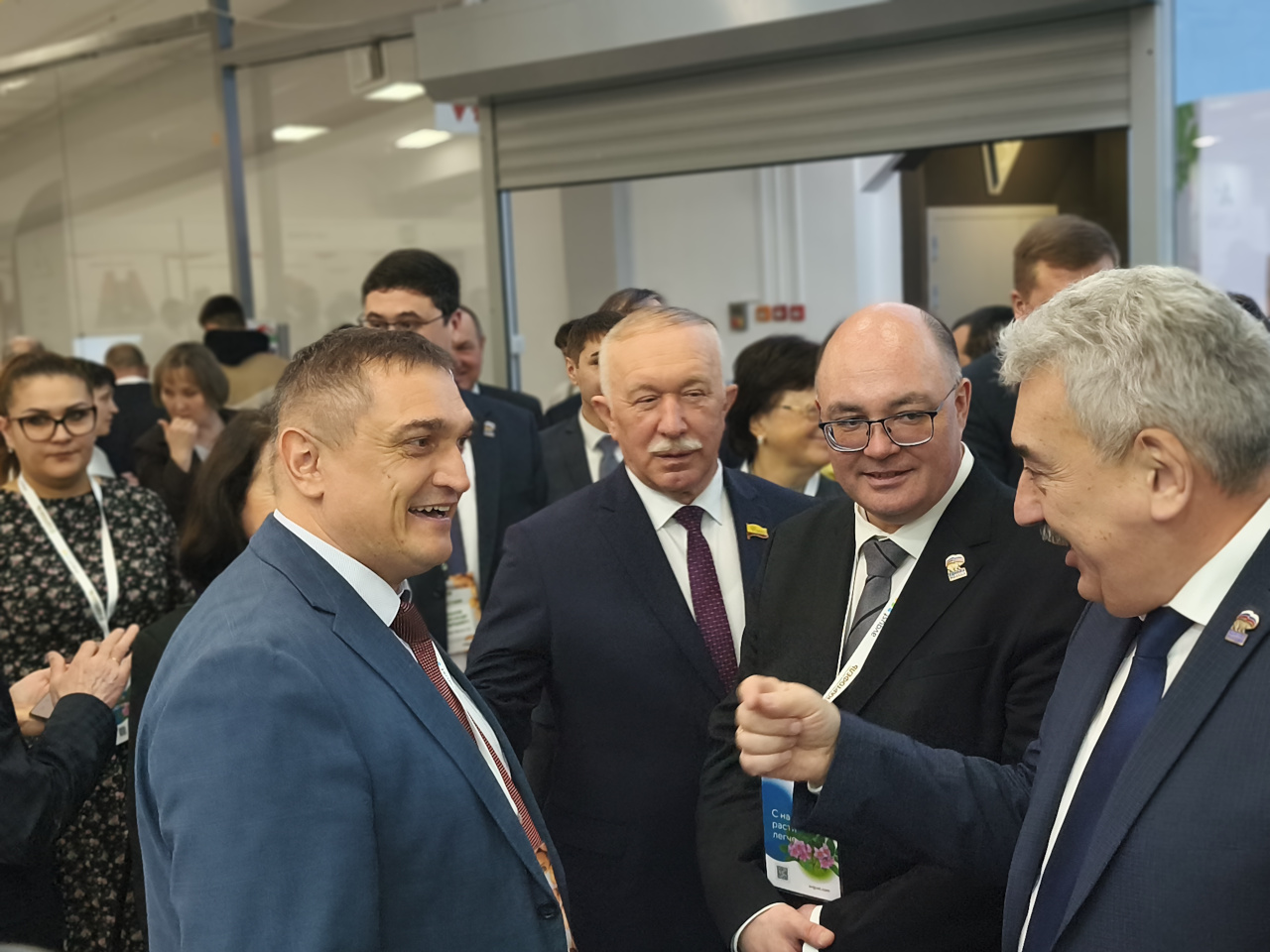 «Картофель-2026»: руководство Чувашии и главный менеджер отдела сбыта «Август» «ВЗСП» С. Милицков (слева на переднем плане) «Картофель-2026»: руководство Чувашии и главный менеджер отдела сбыта «Август» «ВЗСП» С. Милицков (слева на переднем плане)