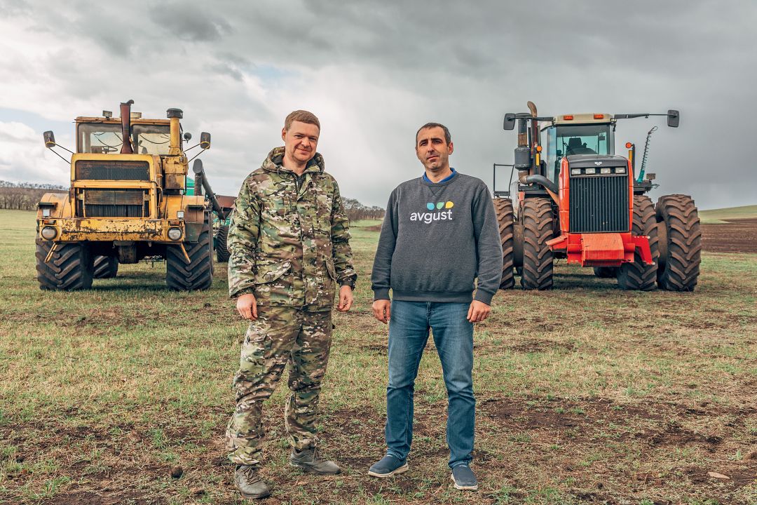 С. Игнатенко и С. Пахтаев во время сева