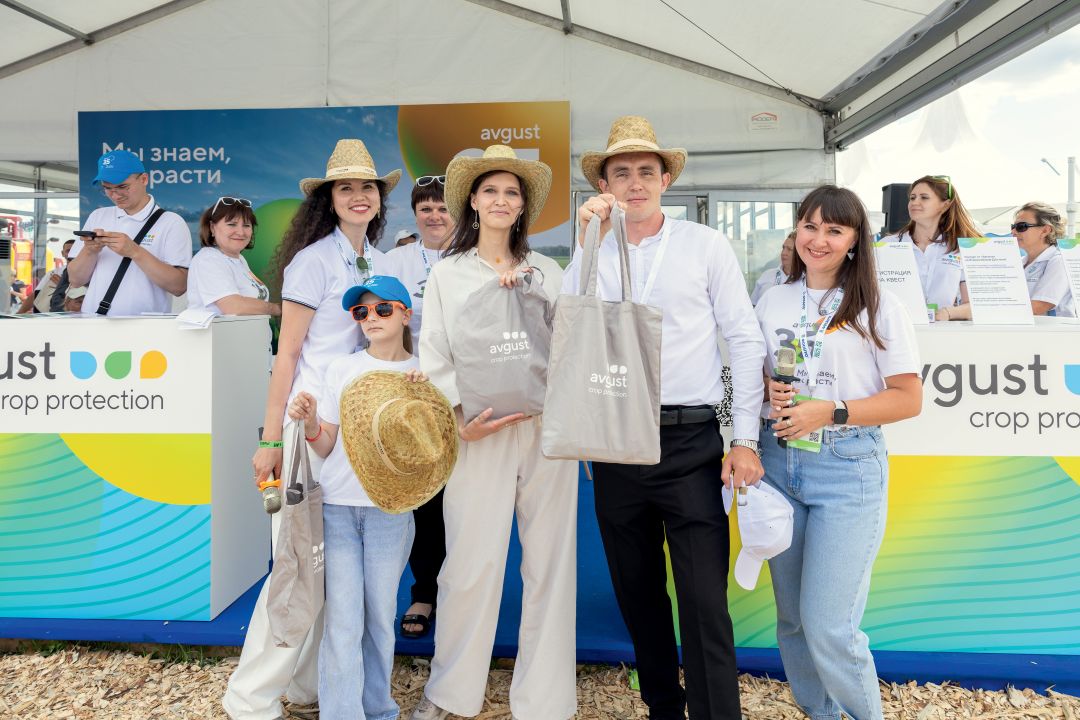 Победители викторины «Августа» с памятными призами