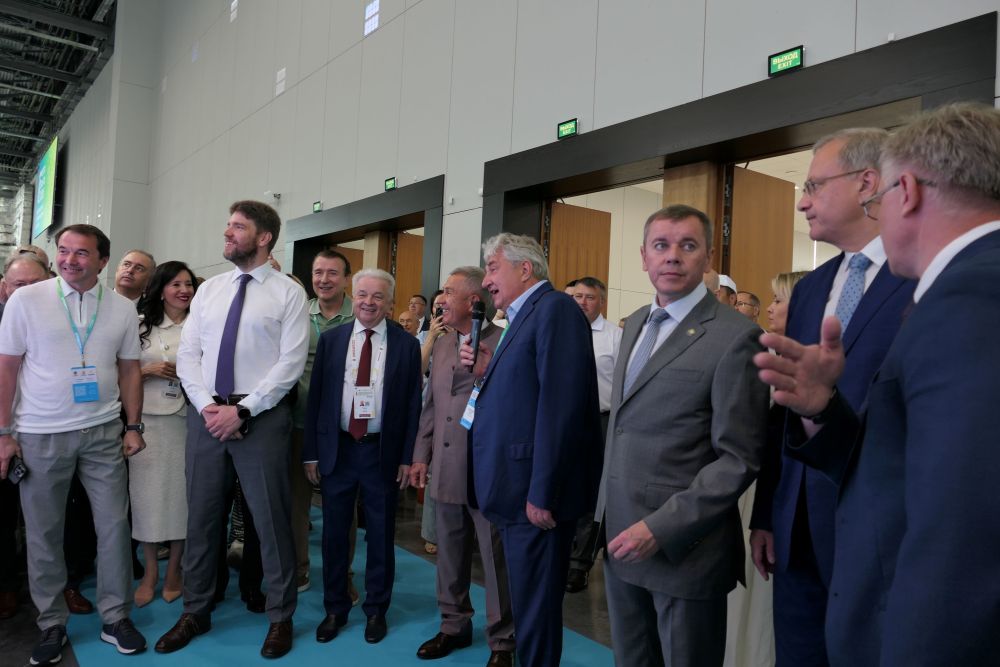 Генеральный директор АО «Август» А. М. Усков и делегация во главе с Раисом РТ Р. Н. Миннихановым у стенда компании