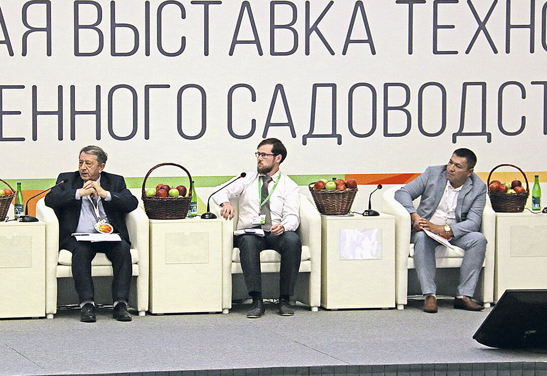 Т. Акимов (в центре) ведет сессию конгресса 