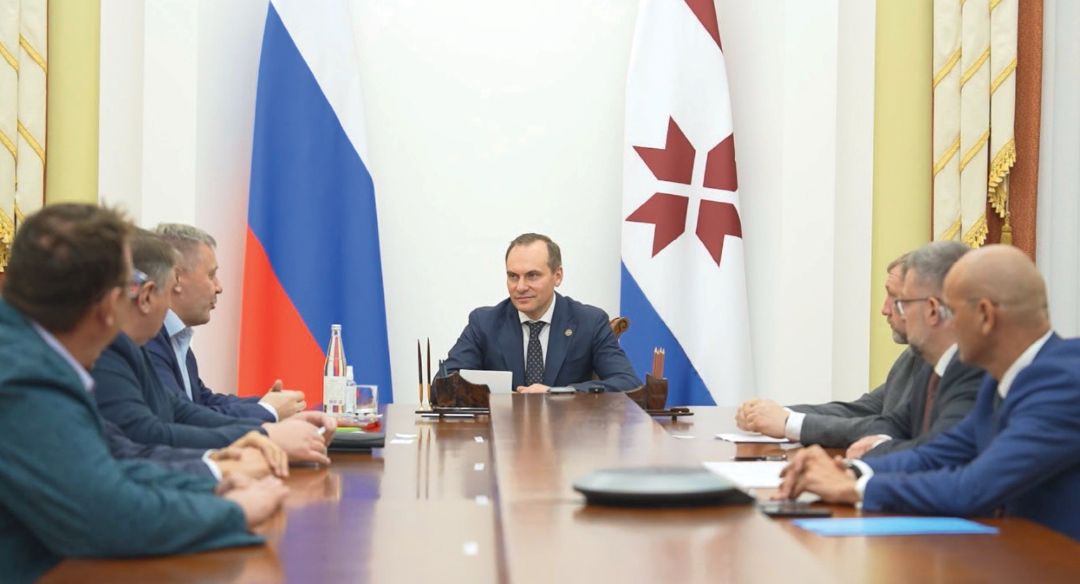 Глава Мордовии А. А. Здунов беседует с «августовцами» Глава Мордовии А. А. Здунов беседует с «августовцами»