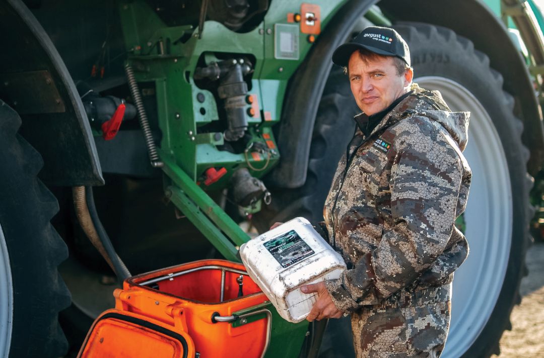 Е. Перятин заполняет опрыскиватель антифризом Е. Перятин заполняет опрыскиватель антифризом