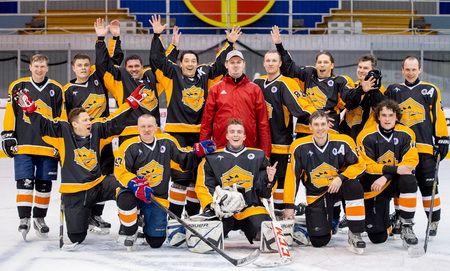 Хоккейная команда «Компак» в ледовом дворце 