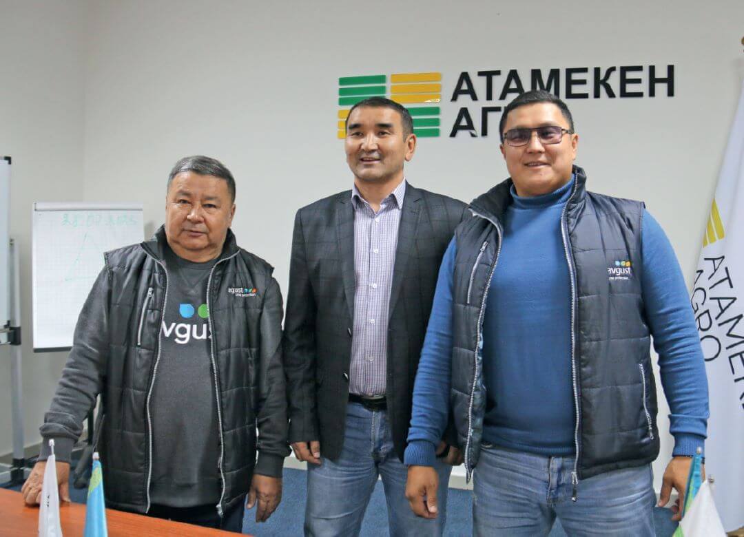 Е. А. Канафин (в центре) с сотрудниками ТД «Август-Казахстан»: слева – Н. А. Канитаев, справа – И. М. Абдраманов