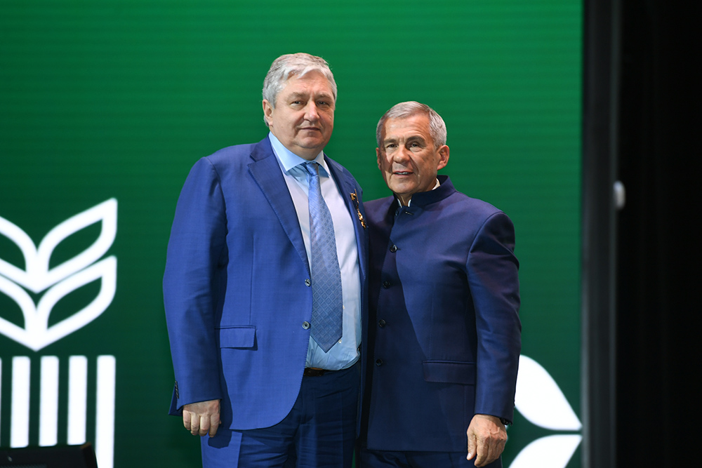 Рустам Минниханов наградил главу ГК «Август» Александра Ускова орденом «Дуслык»